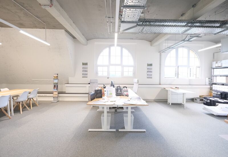 Eingerichtetes Büro mit Tischen, helle Einrichtung im Industriestyle