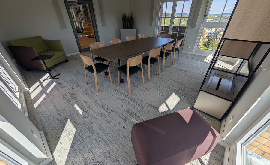 Meetingtisch im Turmzimmer mit Blick über Zwönitz