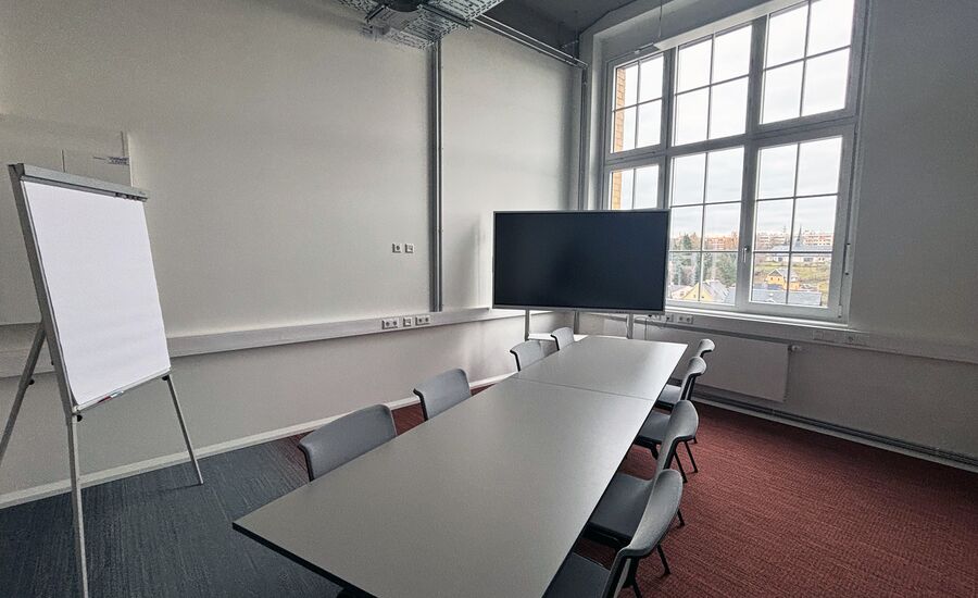Einzelner Meetingraum mit Tisch, Stuhl und 2 Whiteboards