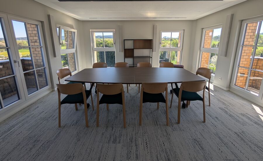 Turmzimmer mit langem Tisch und Stühlen