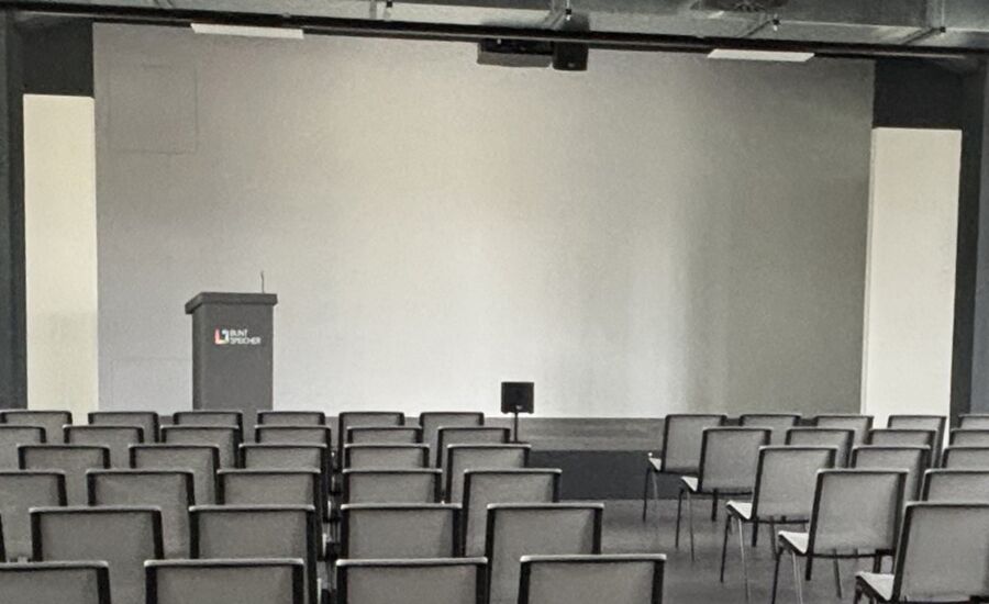 Bühne im Konferenzsaal mit Rednerpult