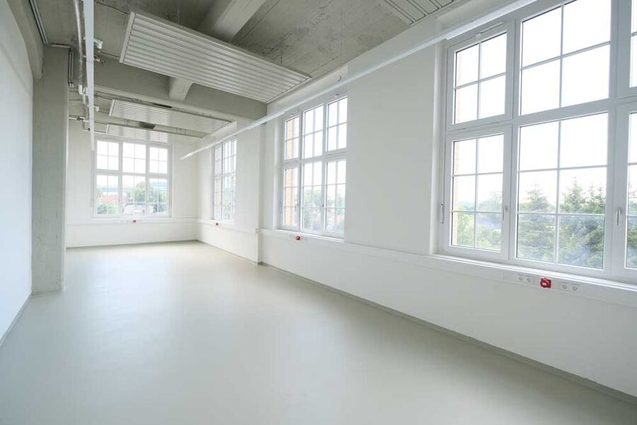 Galerie mit viel Tageslicht und Deckenheizung