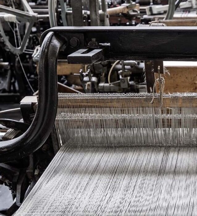 Close-up einer antiken Nähmaschine, die ihre Geschichte widerspiegelt